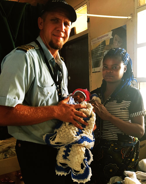 class= Mark Spangler flew this mother to a hospital just in time for her to give birth.