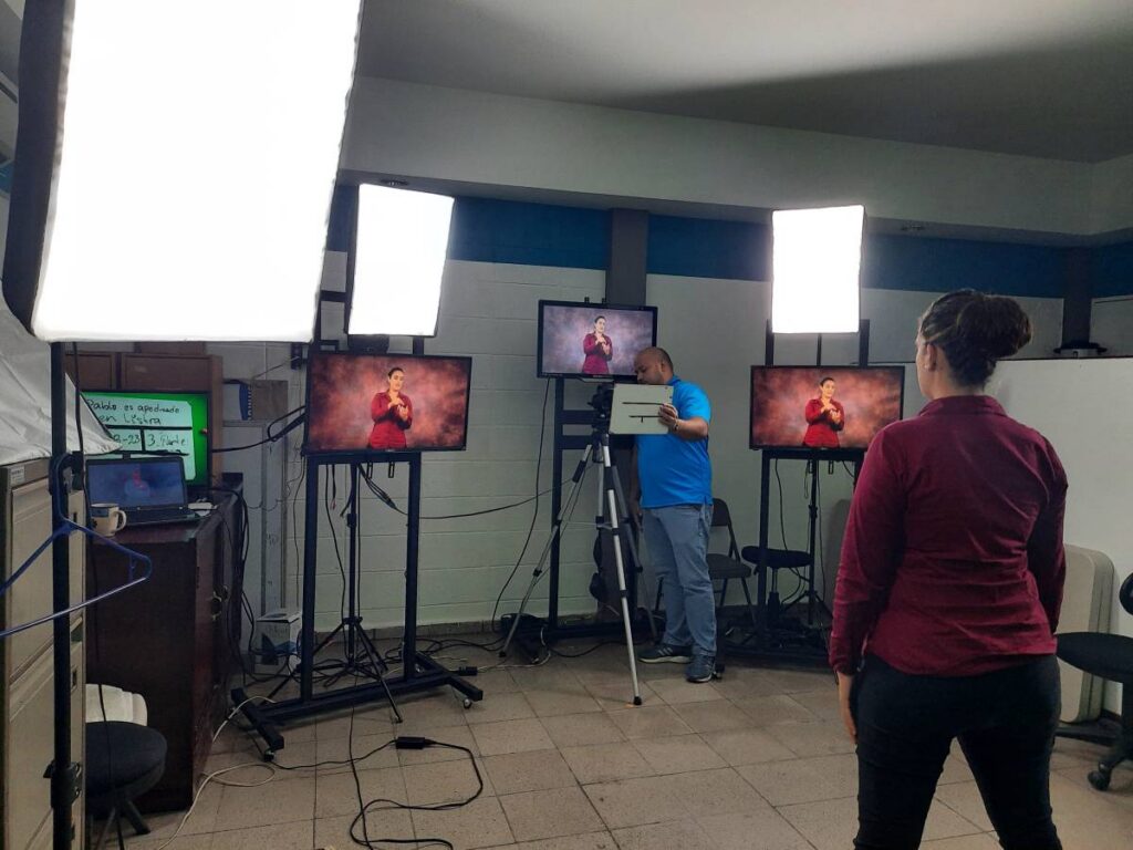 The Salvadoran Sign Language team recording.