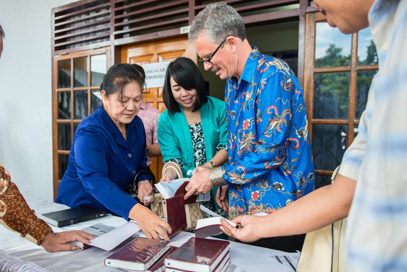 Sharing the translated New Testament with the Ambonese community.