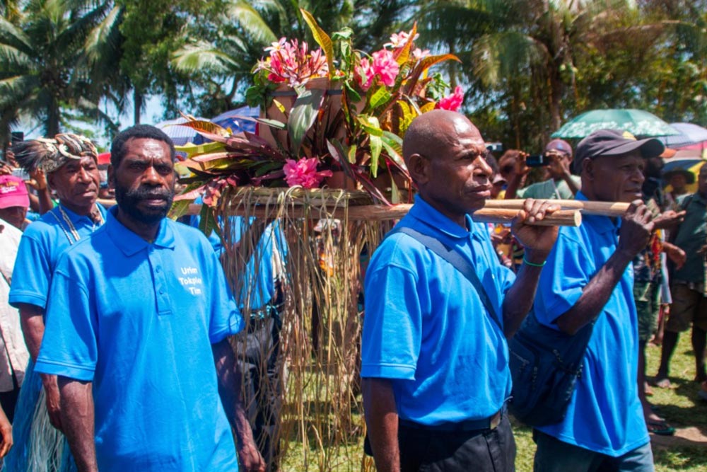 Urim of Papua New Guinea dedicating their New Testament